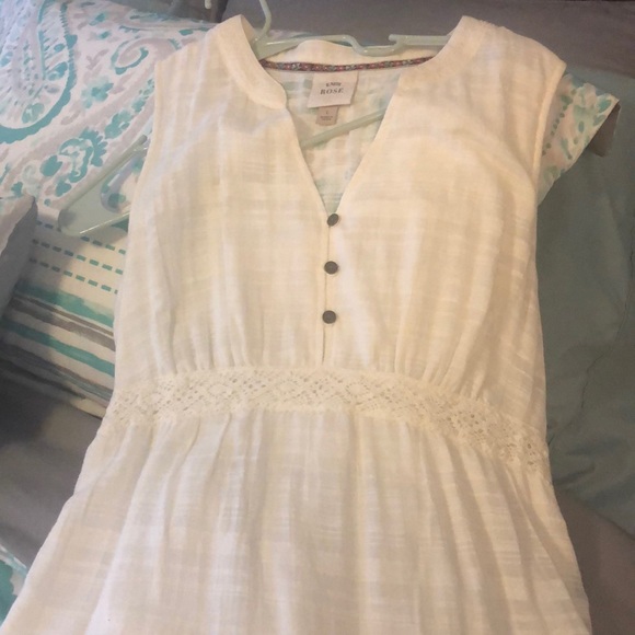 It’s a long maxi white dress - Picture 4 of 4